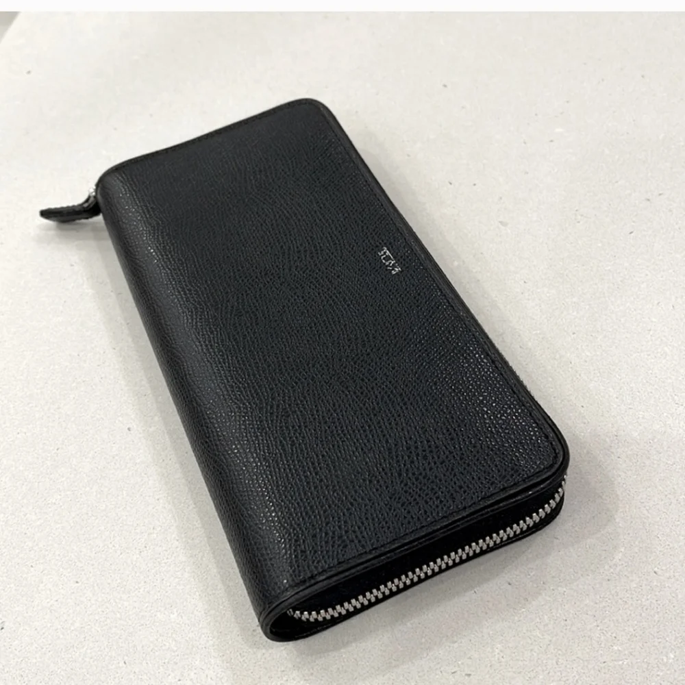 Tumi Black Coated Leather zip Around wallet, Silver Hdwre, GUC